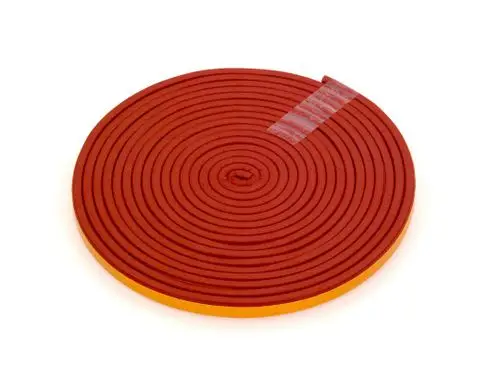 Runder Silikonstreifen von Bosch in rot und orange, aufgerollt in gleichmäßigen Schichten. Ideal für verschiedene Anwendungen im Handwerk oder Bau.